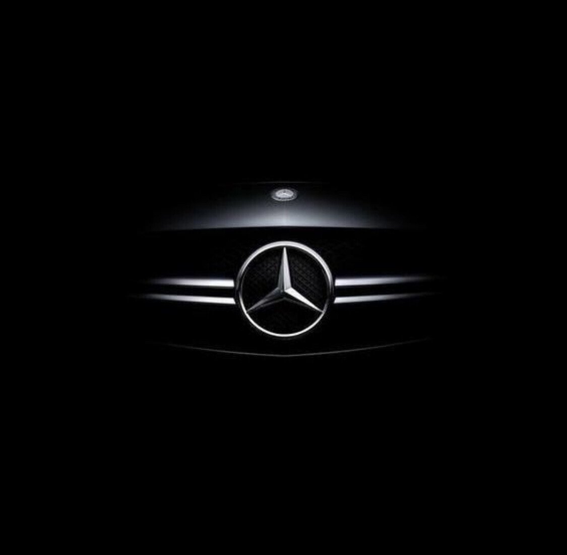 Mercedes AMG на черном фоне