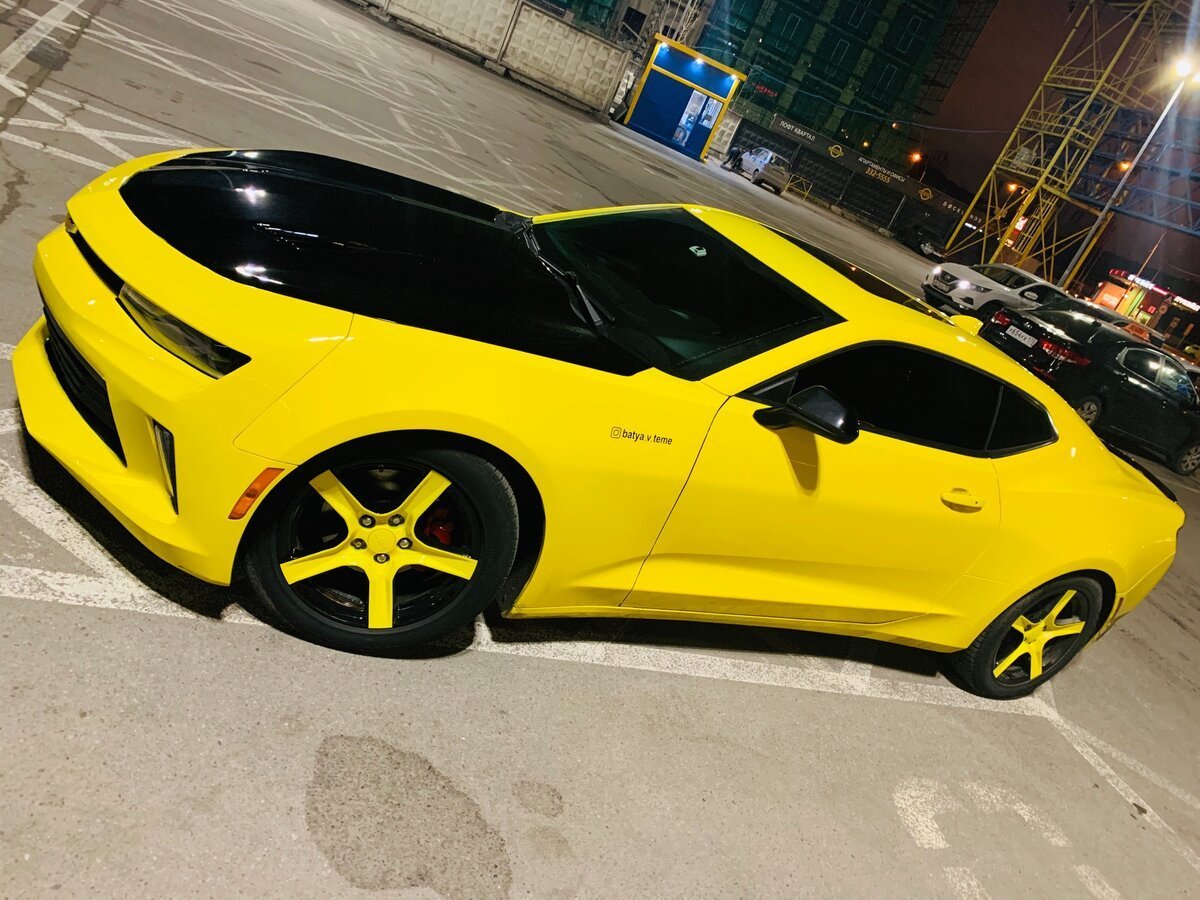Машина желтого цвета