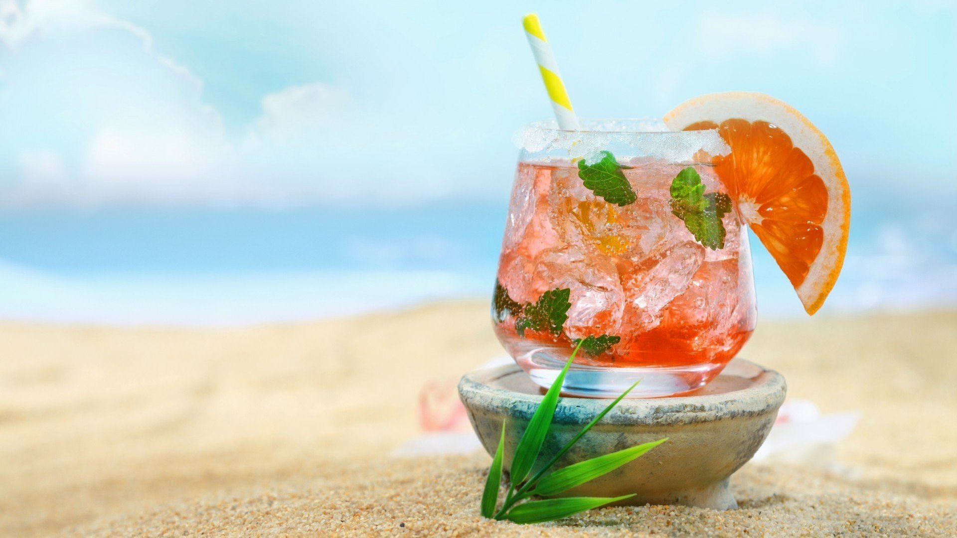Свежесть и качество. Коктейль на пляже. Пляжный коктейль. Коктейль на море. Летние коктейли.