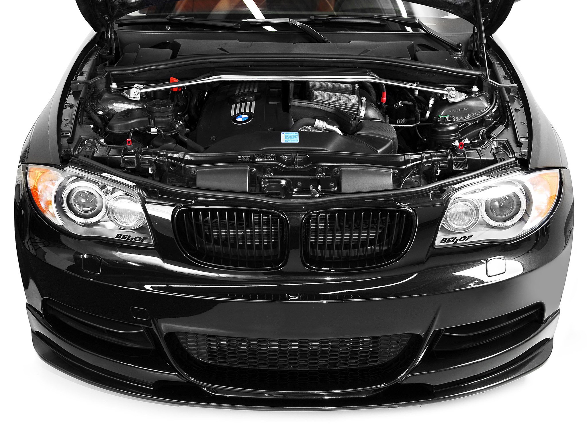 Открыть капот bmw. BMW 1 под капотом. BMW e87 открытый капот. BMW BMW serie 1 2010. BMW 1m open Hood.