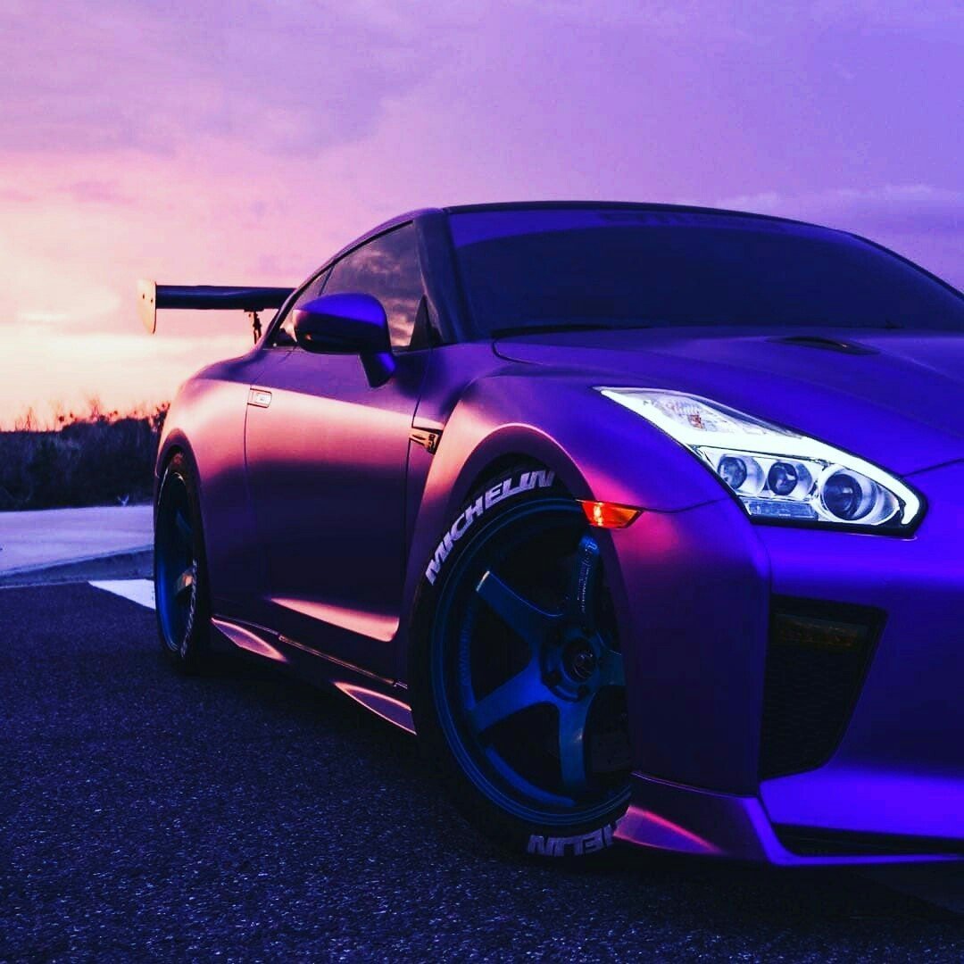 Машина на фиолетовом фоне