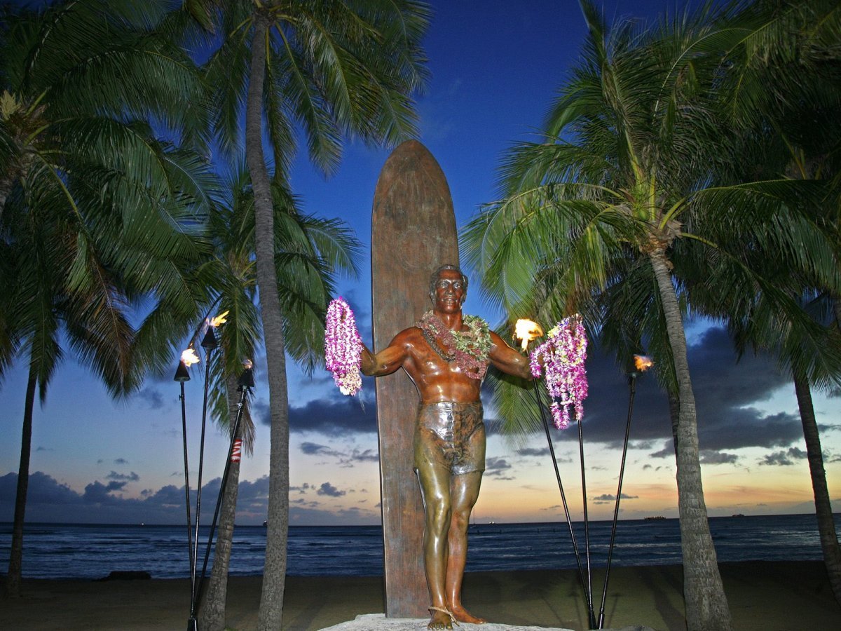Статуя Дюка Каханамоку в Гонолулу