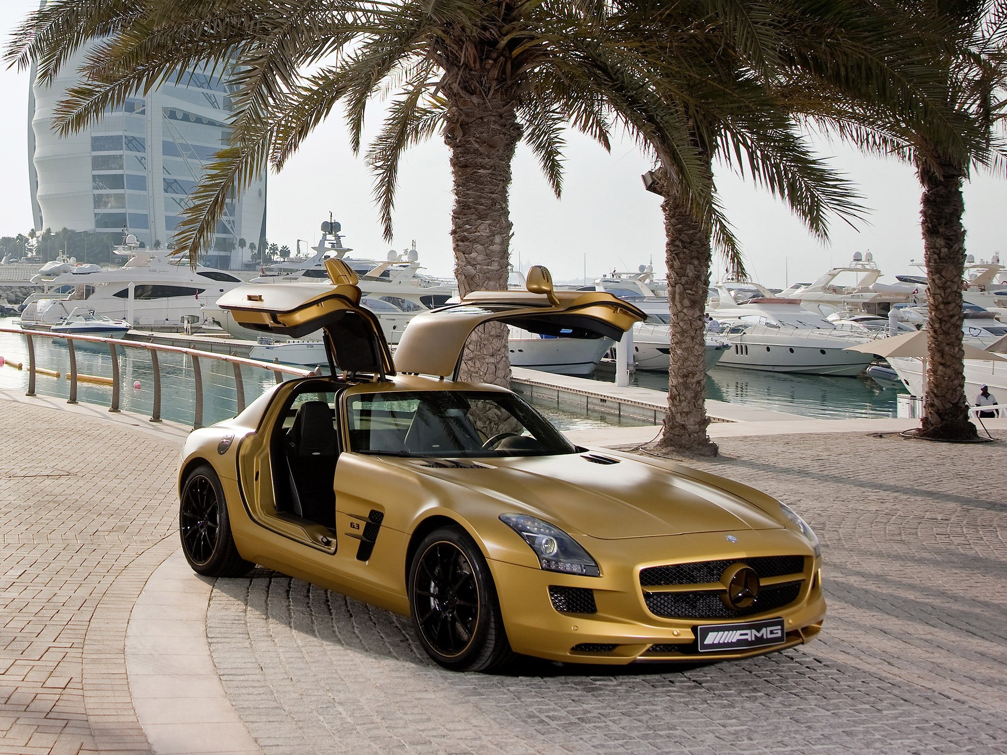 Дубайские машины. Mercedes AMG SLS Desert Gold. Mercedes AMG SLS 2014 Gold. Мерседес СЛС АМГ золотой. Mercedes Benz SLS 2000.