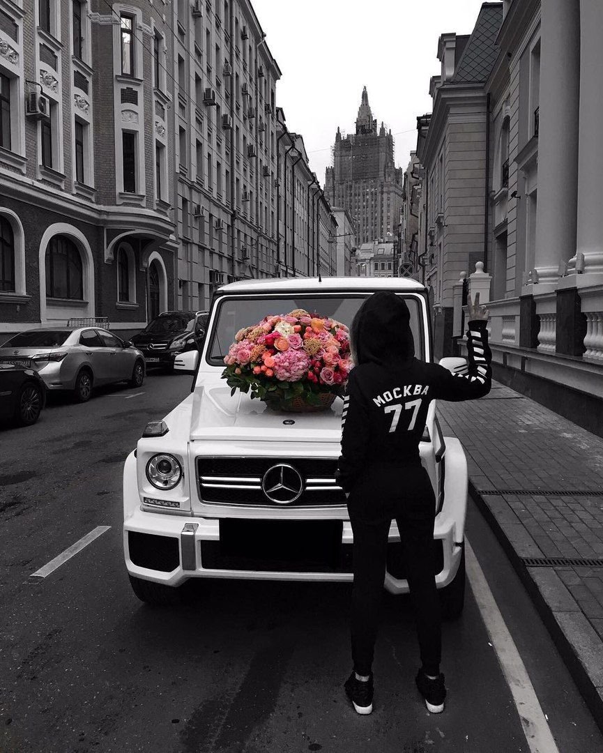 Парень возле машины с цветами