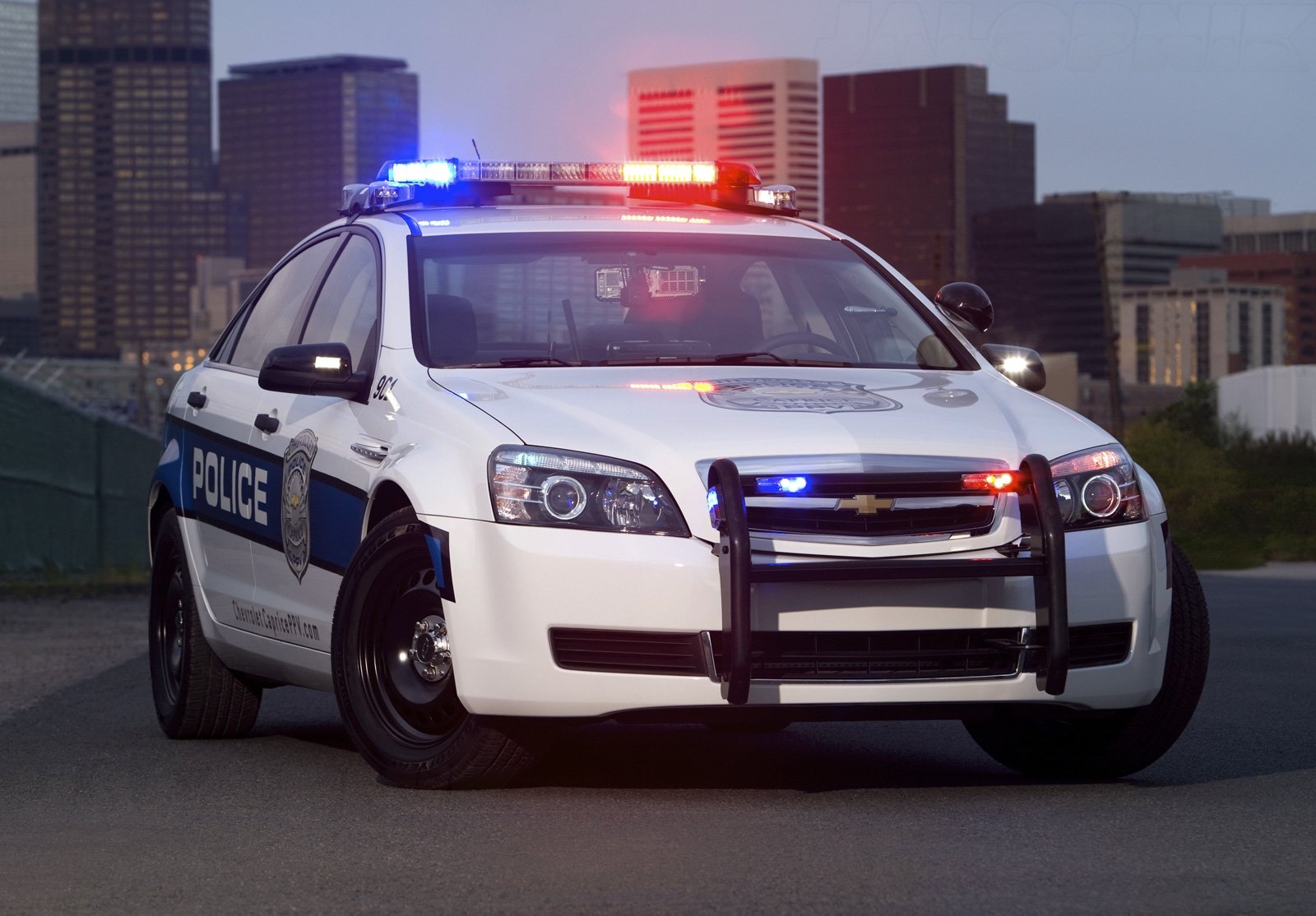 Полицейская машина догоняет машину. Chevrolet Caprice 2015 Police. Полицейская машина Шевроле Авео т300 с мигалками. Полицейская Шевроле Лачетти.