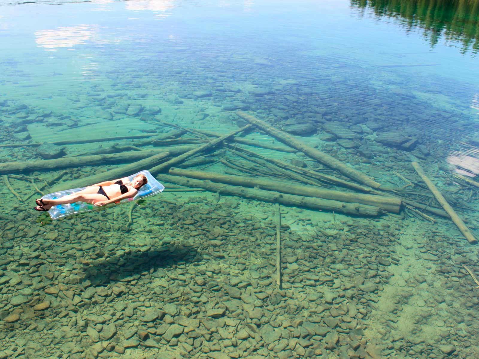 И тихая прозрачная вода. Озеро Флатхед в штате Монтана США. Озеро Флатхед. Флатхед озеро прозрачное. Озеро Флатхед глубина.