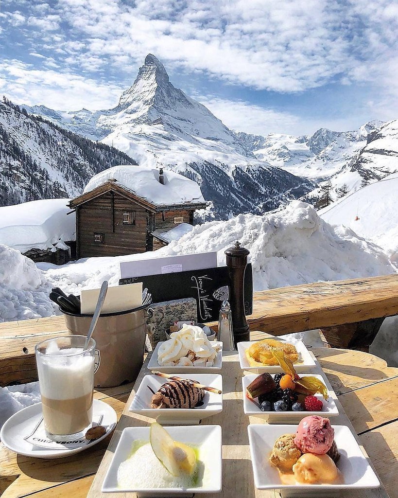 Зима обед. Церматт Маттерхорн завтрак. Кафе Церматт Швейцария. Кафе в Альпах Швейцария.