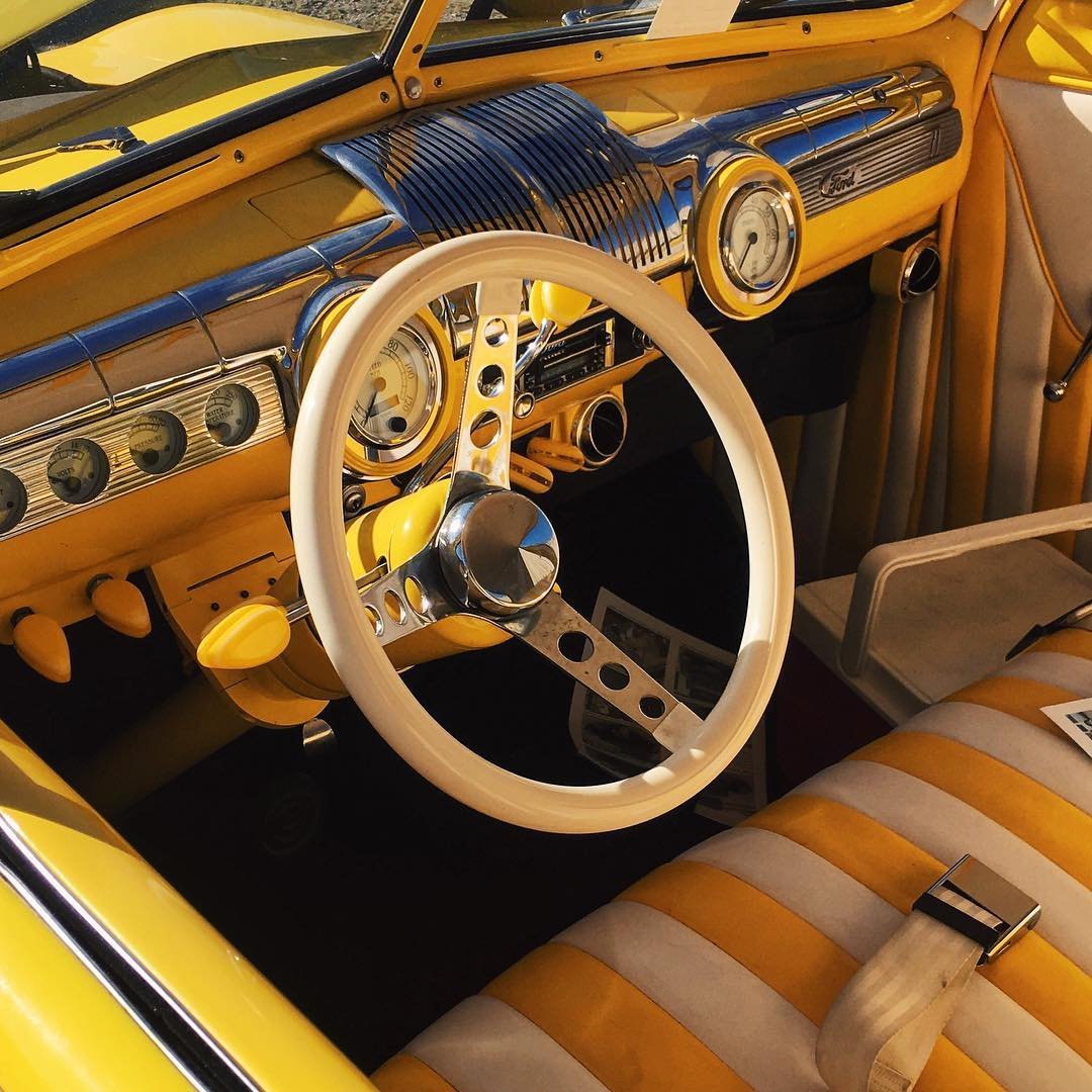 Ретро автомобиль желтого цвета
