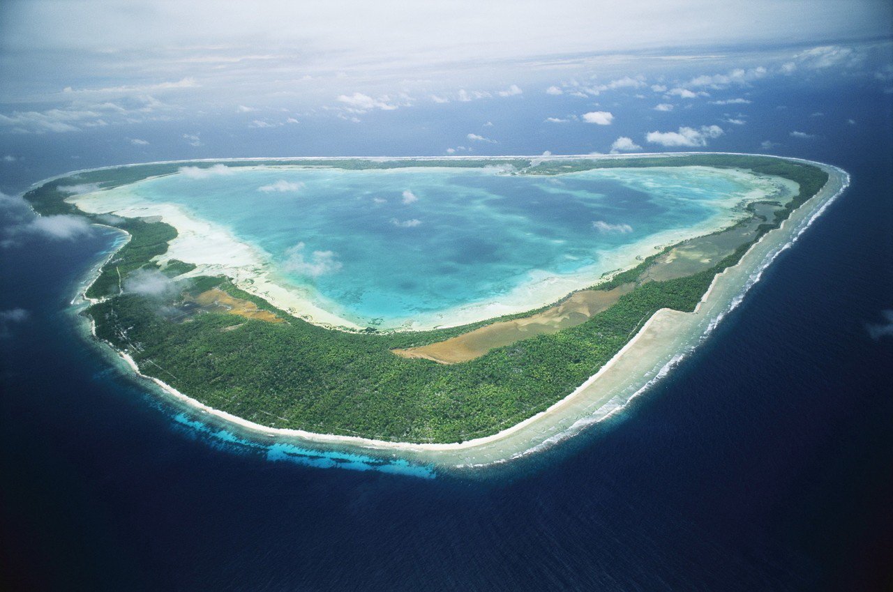 Стране принадлежит самый большой в мире остров. Тарава Кирибати. Атолл Кирибати. Кирибати остров Тарава. Острова Гилберта, Кирибати.