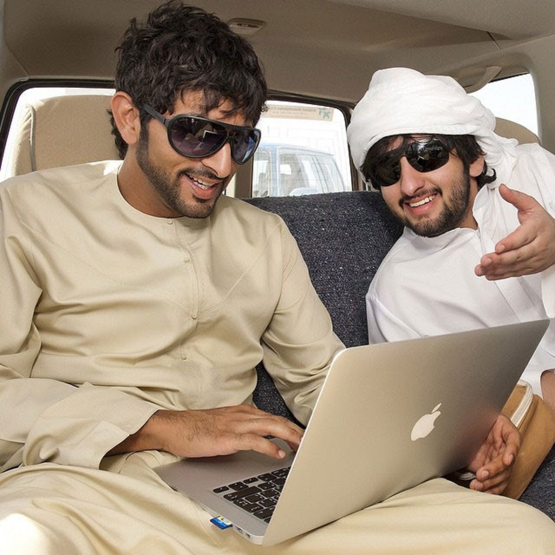 Развлечение шейхов. Принц Хамдан 2020. Наследный принц Дубая. Арабский принц Шейх Хамдан наследник Дубая. Хамдан ибн Мохаммед Аль Мактум машина.