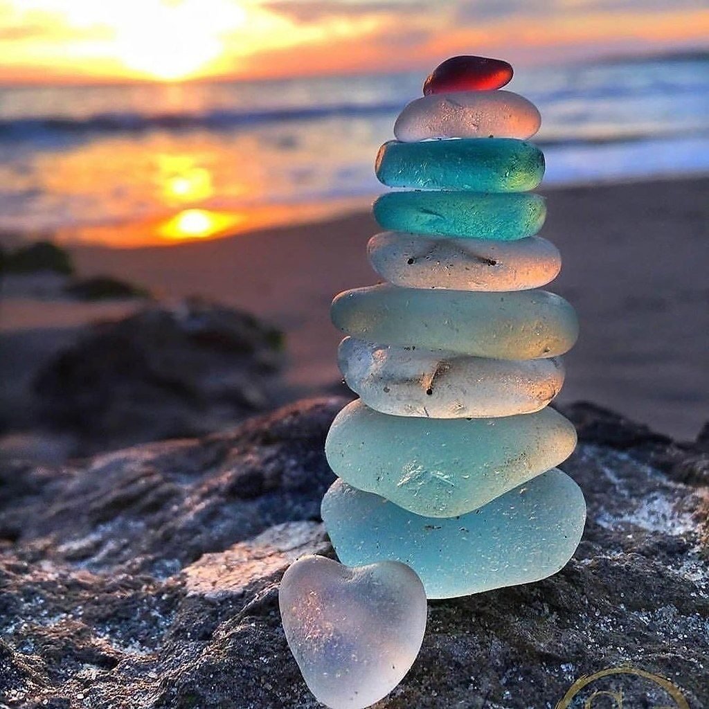Разноцветные камни на берегу моря