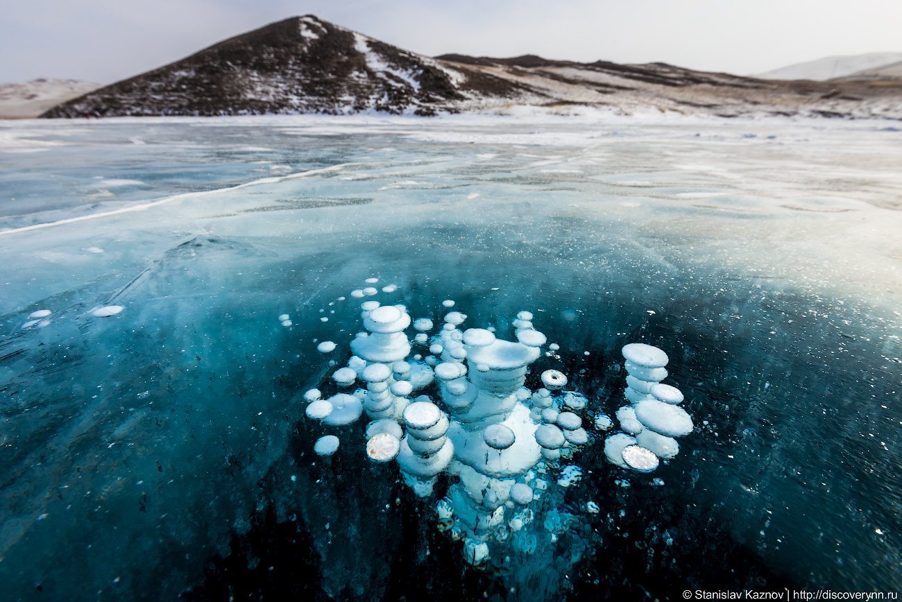 Пузырьки на байкале. Метановые пузыри на Байкале. Метановые пузырьки лед Байкала. Метановые пузыри во льду Байкала. Озеро Байкал подо льдом.