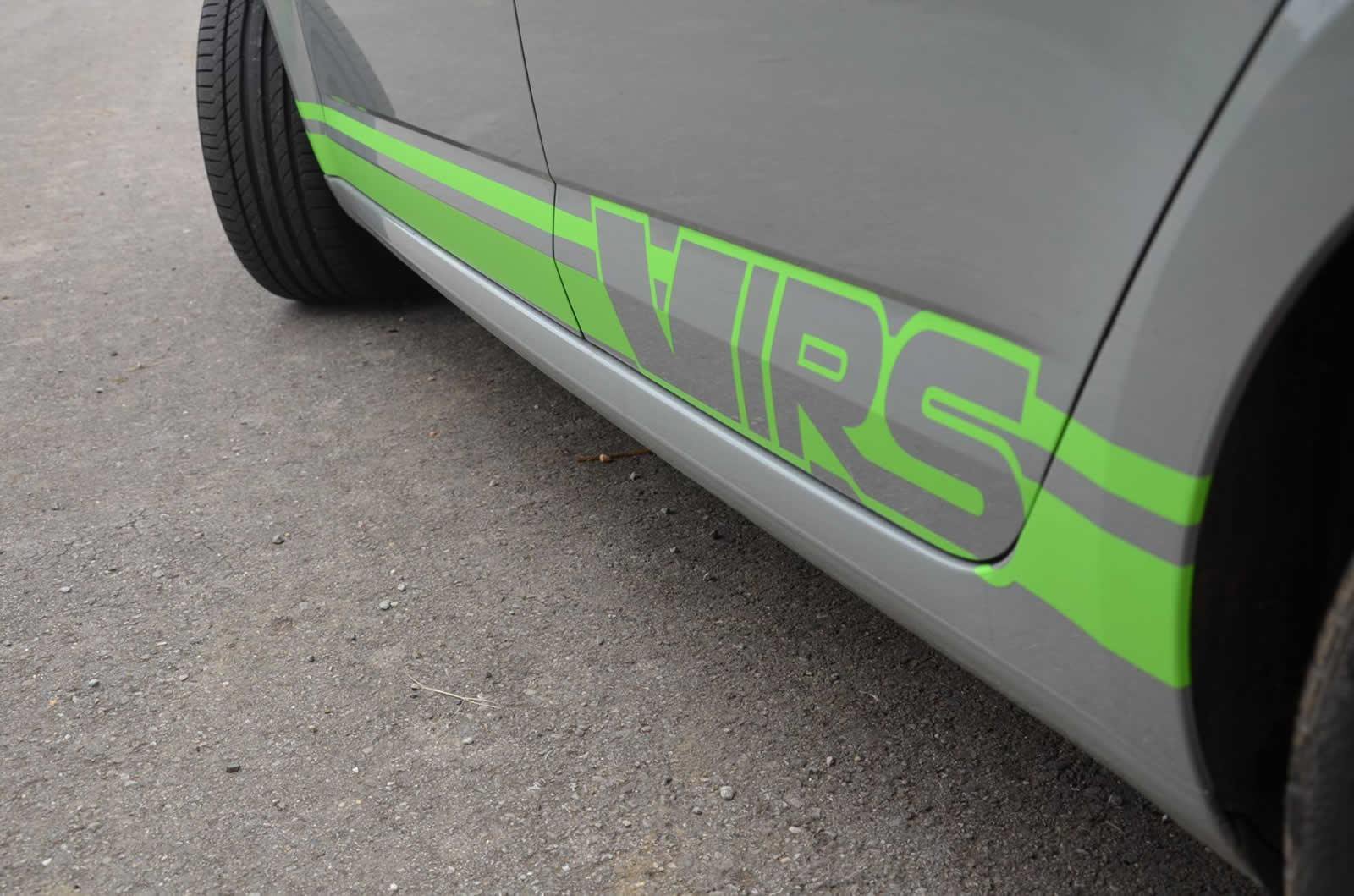 Три зеленых полосы. Octavia RS наклейка сбоку. Наклейки на зеленую машину. Полоски на машину наклейки.
