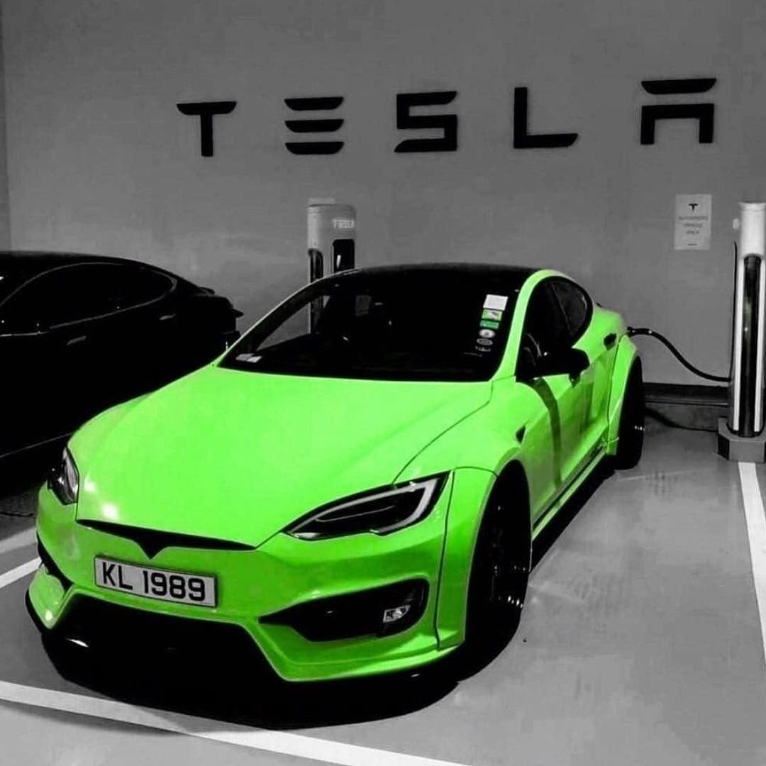 Tesla model 3 зеленая