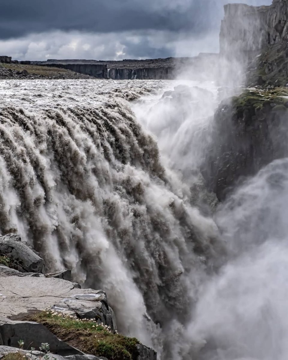Стремительный водопад. Водопад Деттифосс. Водопад Деттифосс Исландия. Большой Имеретинский водопад. Зрыхский водопад.