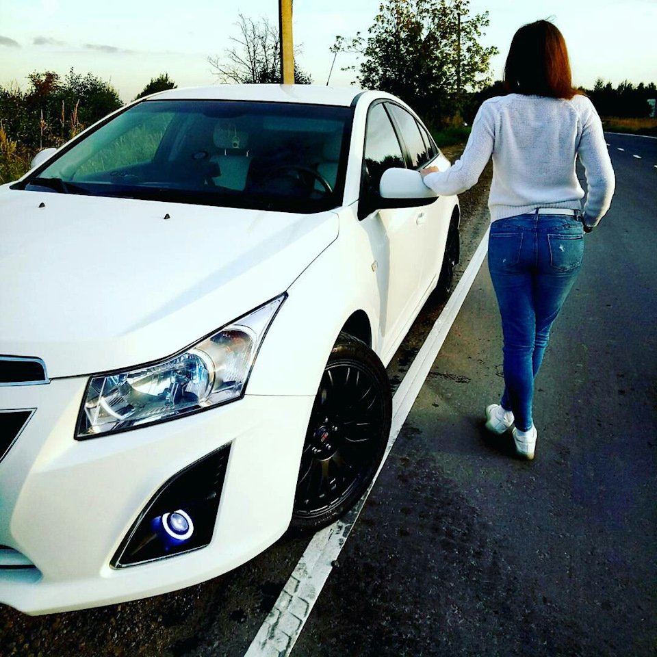 Машина Chevrolet Cruze белая