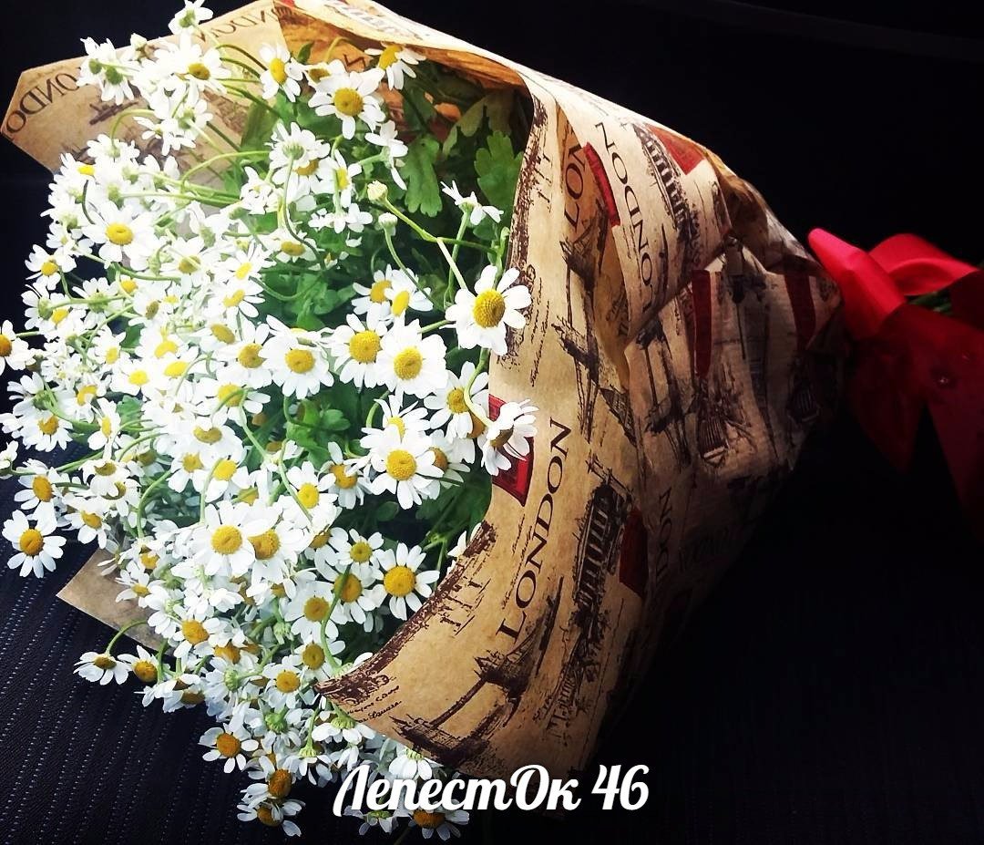 Букет ромашек в салоне машины