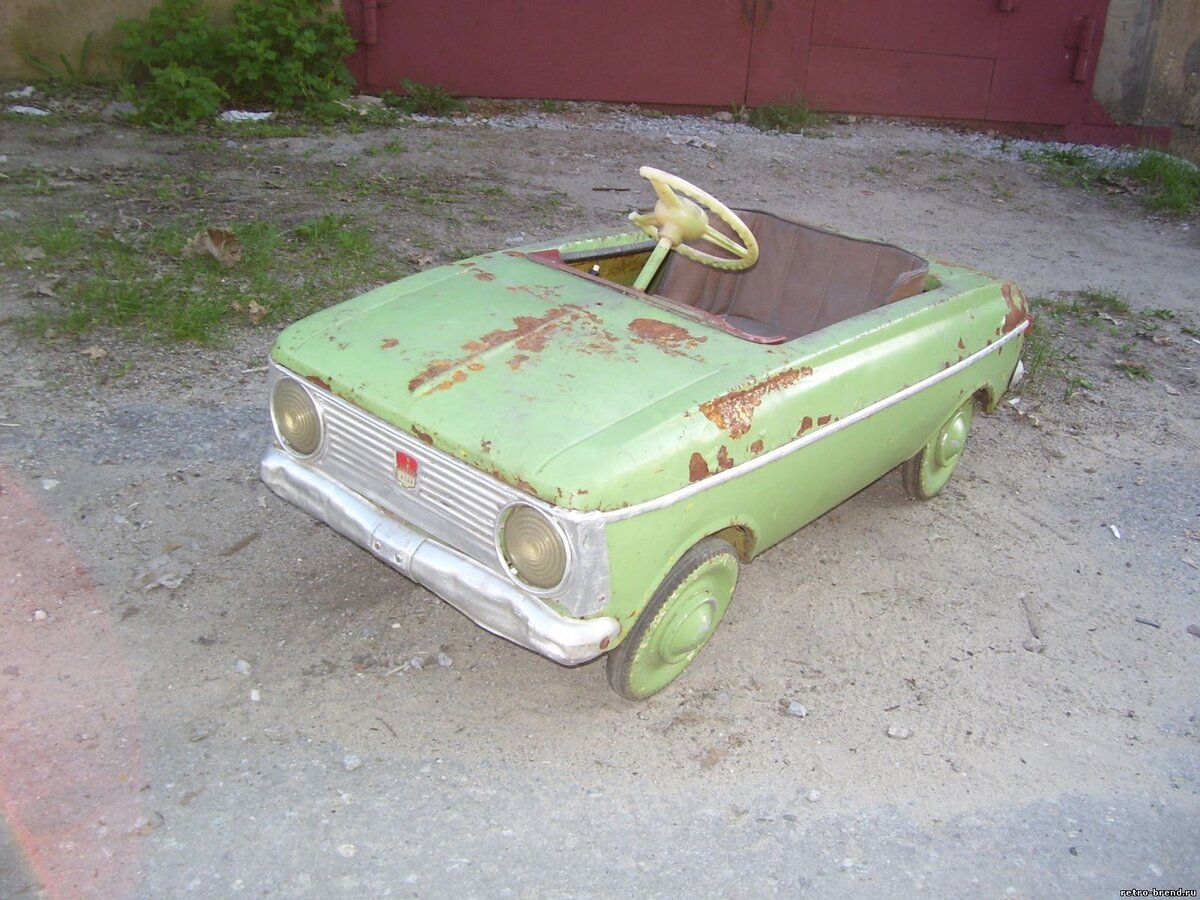 Советская детская педальная машинка