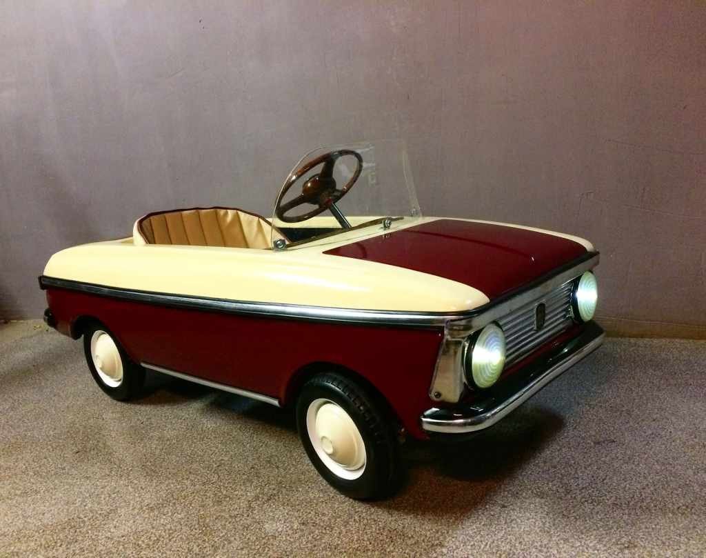 Советская педальная машина Москвич