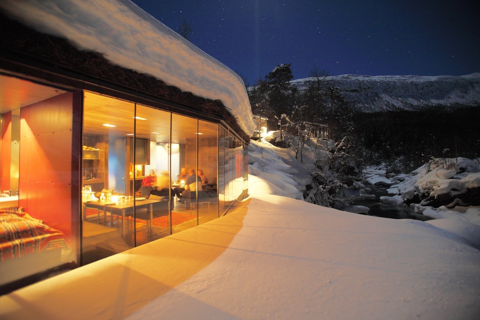 Отель в лесу Норвегия. Juvet Landscape Hotel. Зимний дом с панорамными окнами. Уютный зимний дом. Зимние теплые дома