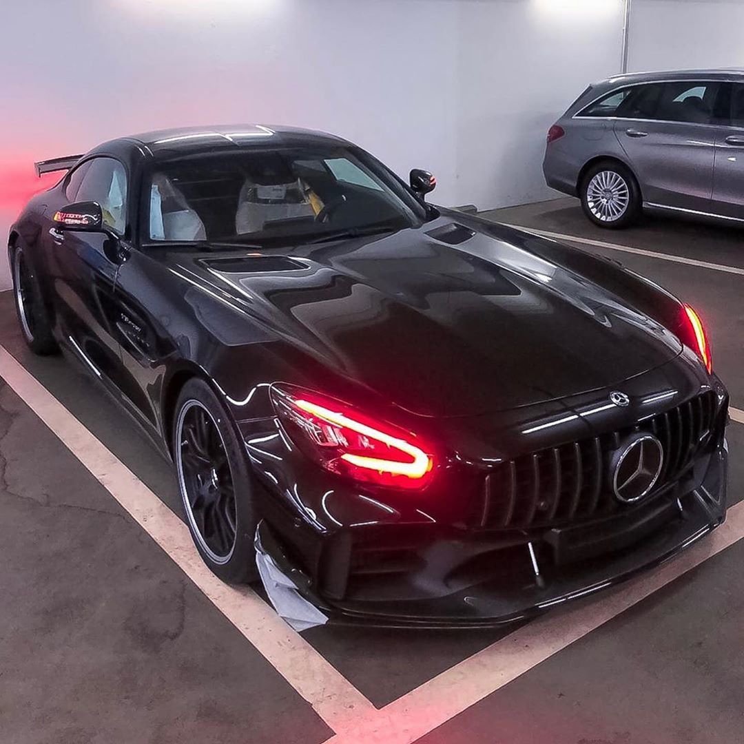 Мерседес AMG GTR Pro