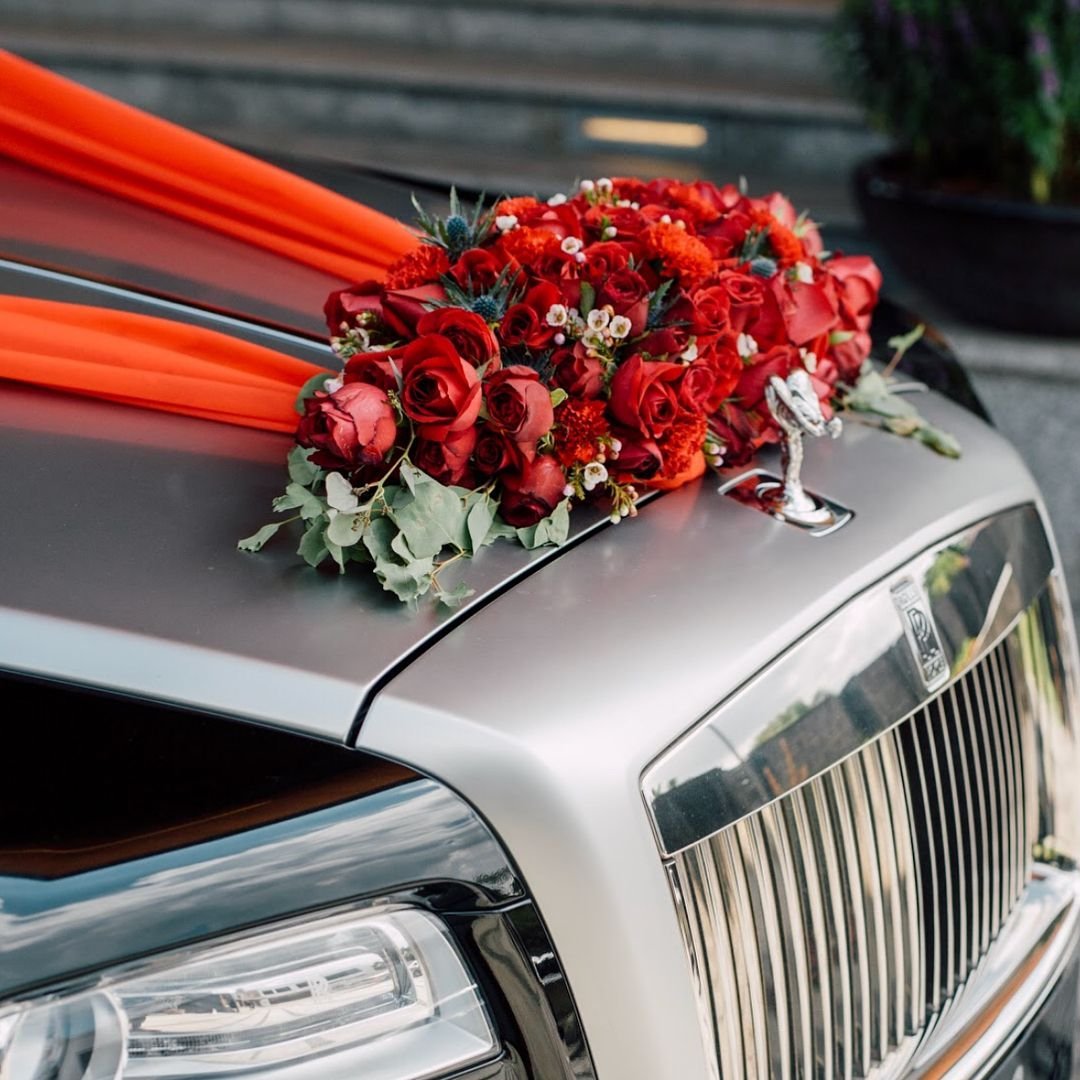 Автомобиль украшенный цветами