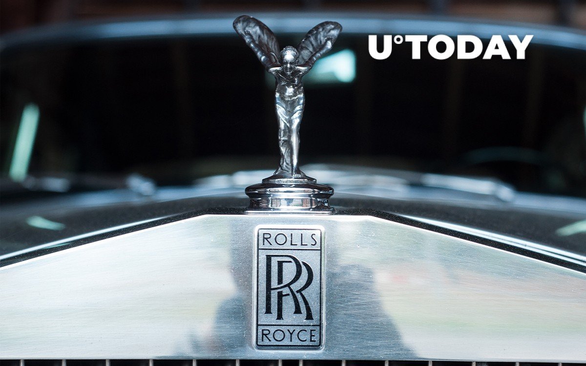 Rolls Royce логотип на капоте