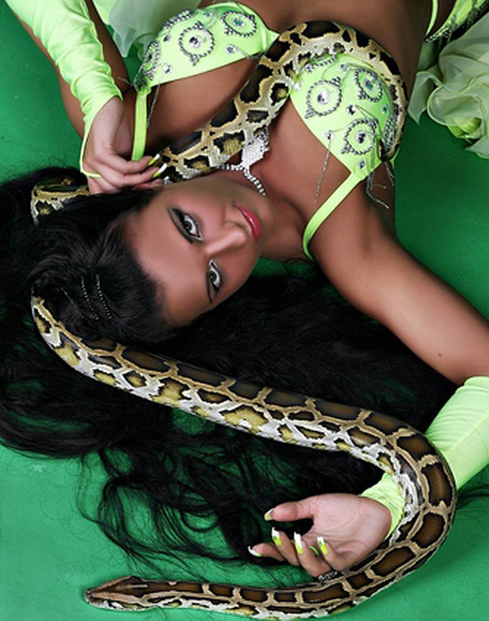 Женщина змея видео. Девушка со змеями. Красивая девушка со змеей. Фотосессия со змеями. Девушка со змеей фотосессия.