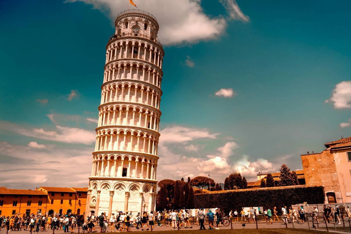 Какая башня самая старая. Пизанская башня Италия. Достопримечательности Италии Пизанская башня. Пизанская башня (Пиза, Италия). Падающая башня Пизанская башня.