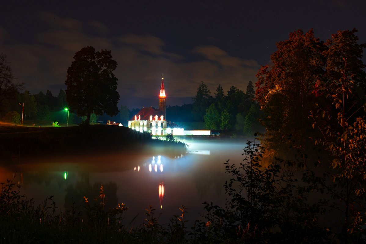 Приоратский парк в Гатчине ночью