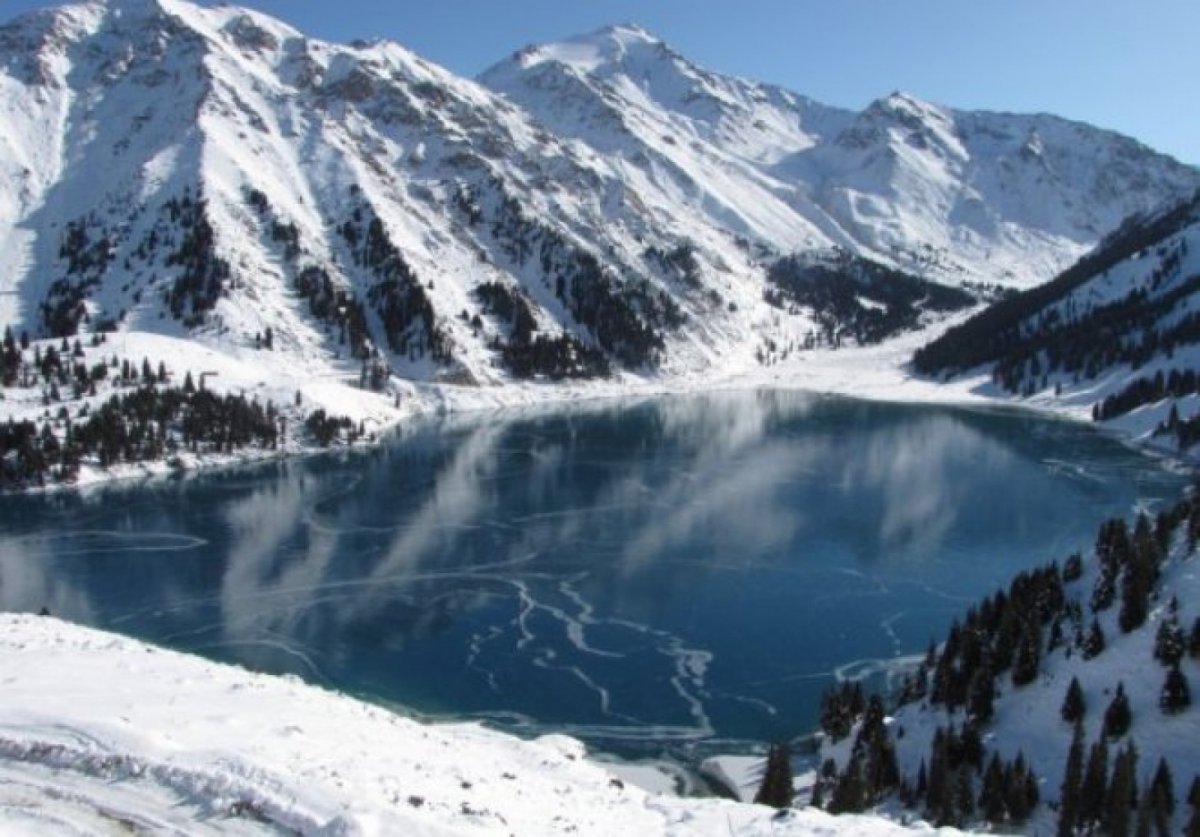 Озеро Иссык Алматы зимой