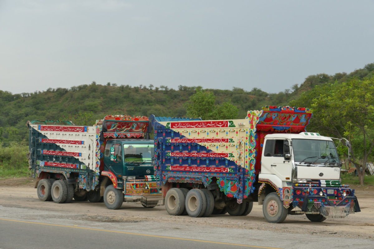 Грузовики и трактора в Пакистане
