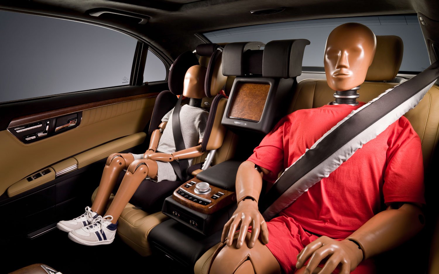 На пассажирском сидении автомобиля. Подушка безопасности Мерседес. Mercedes-Benz ESF 2009. Ремень безопасности в авто. Пристегнутый ремень безопасности.
