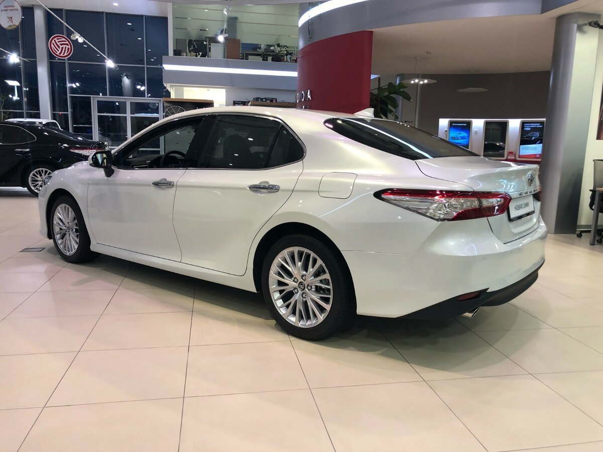 Toyota Camry 70 белый 2.5