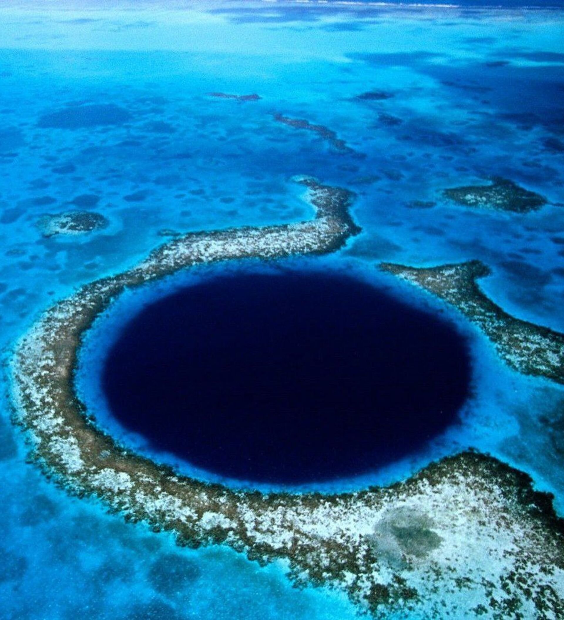 Самая глубокая впадина на суше это котловина. Юкатан полуостров большая голубая дыра. Большая голубая дыра Белиз. Большая голубая дыра, Лайтхаус-риф. Голубая впадина Белиз.