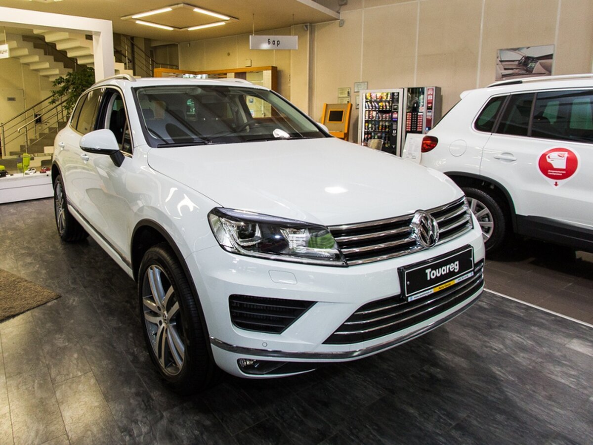 Volkswagen Touareg 2016 белый