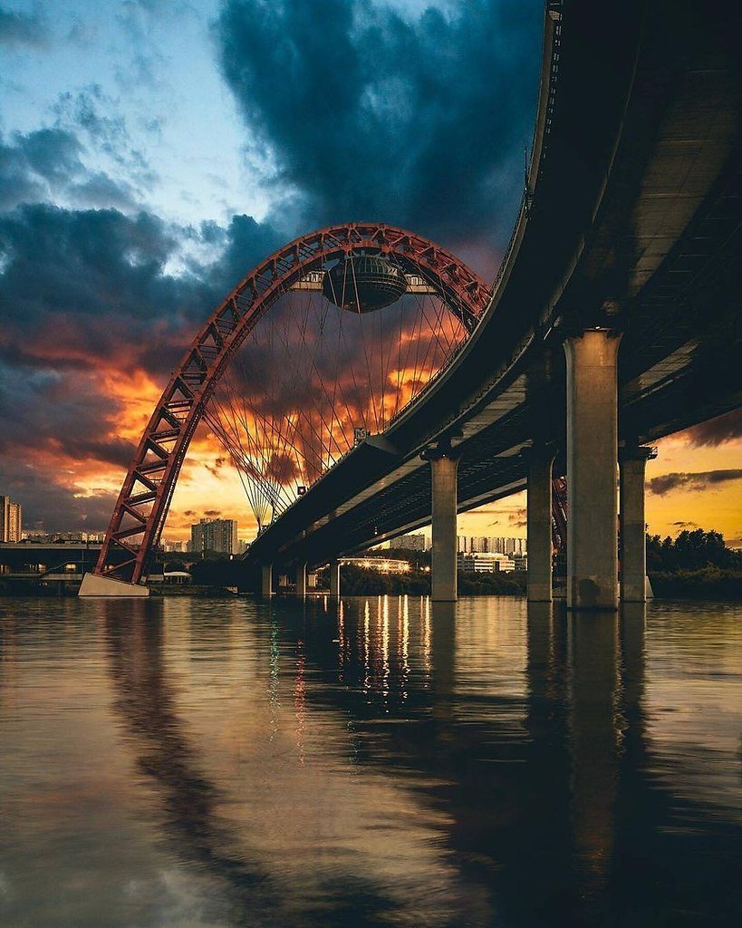 Живописный мост Москва ночью