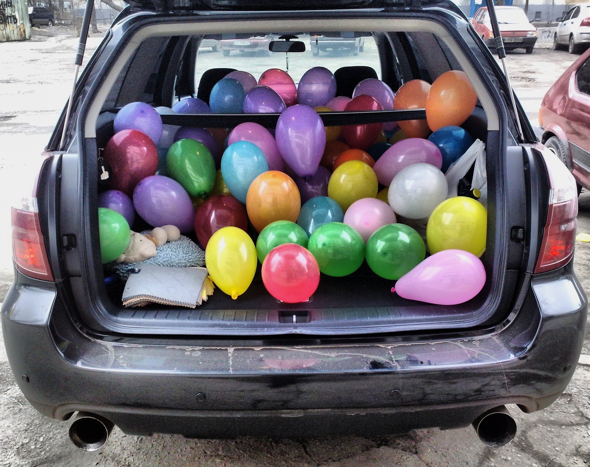 Автомобиль в подарок. Шарики машинки. Автомобиль с шариками. Машина с воздушными шарами.