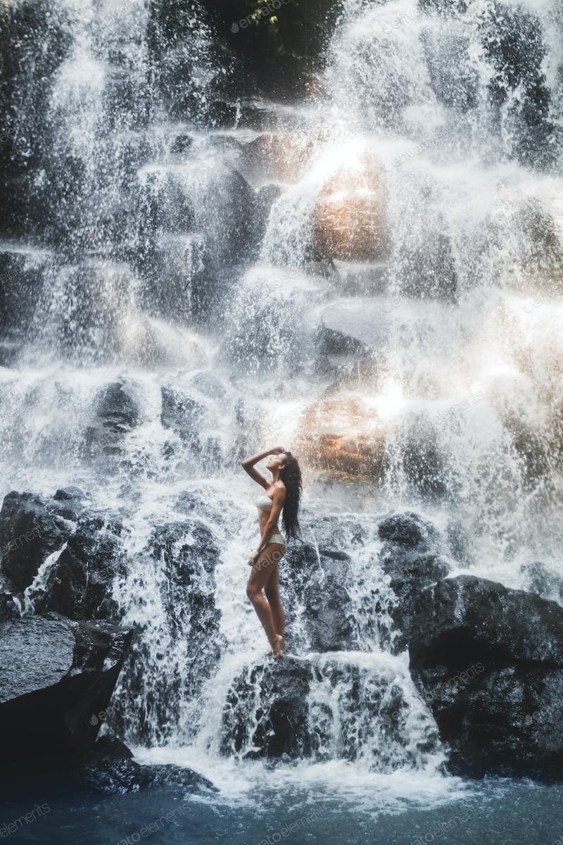 Девушка под водопадом