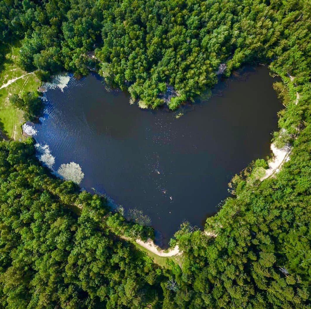 Озеро разбита. Озеро Бабошкино. Озеро красное, Балашиха (55.761495, 37.988158). Лорейн Каунти озеро сердце. Озеро сердце в Балашихе.
