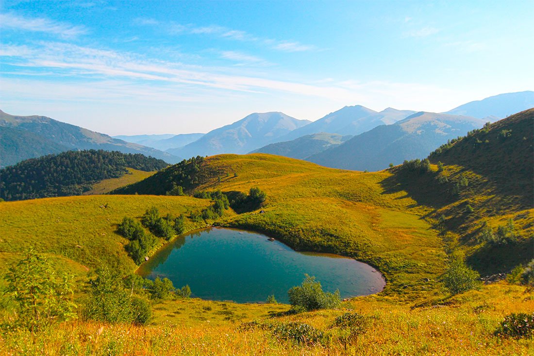 Озеро любви. Озеро любви Архыз. Озеро любви в Карачаево Черкесии. Озеро сердце Архыз. Горы Архыз озеро любви.