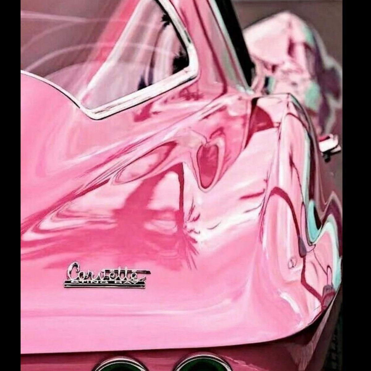 Машина розового цвета