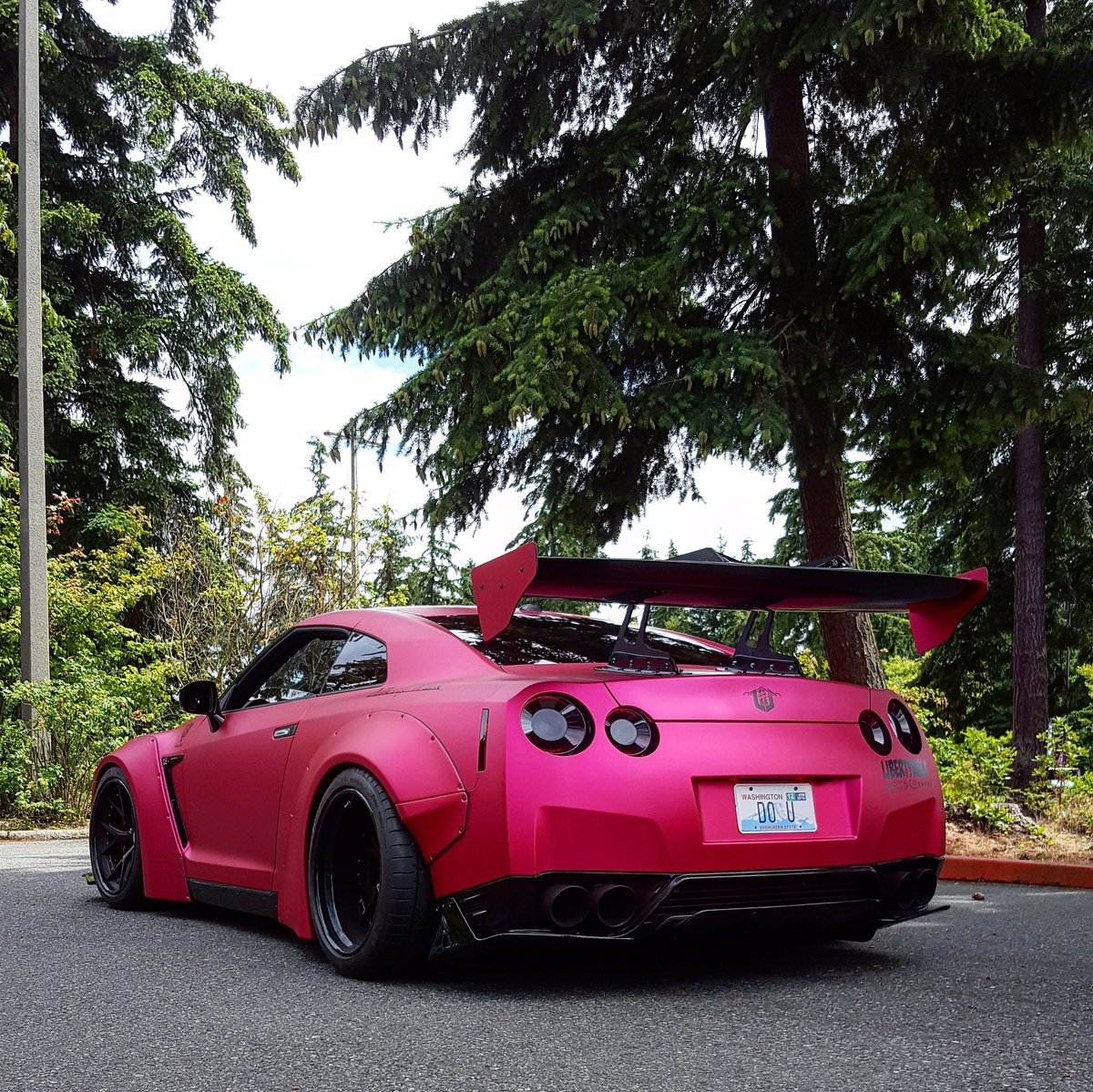 Nissan GTR r35 розовый