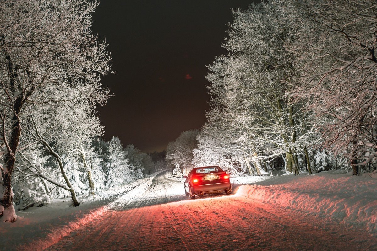 Заснеженная дорога. Машина зимой. Зимняя дорога. Зимняя дорога ночью.