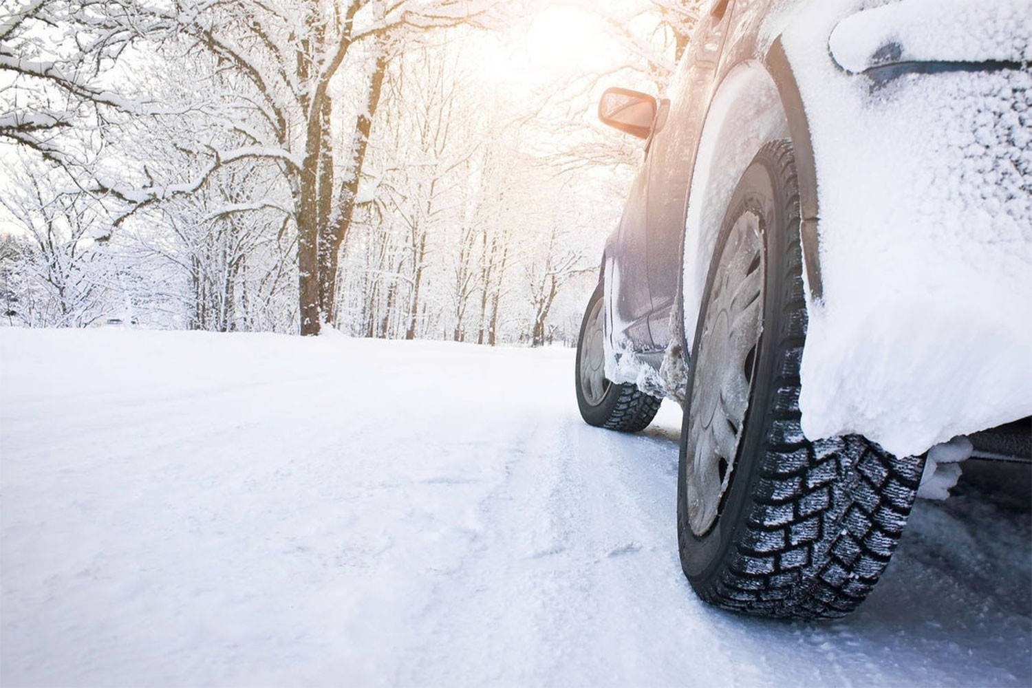 Машина зима. Машина на зимней дороге. Автомобиль в снегу. Авто зимой.