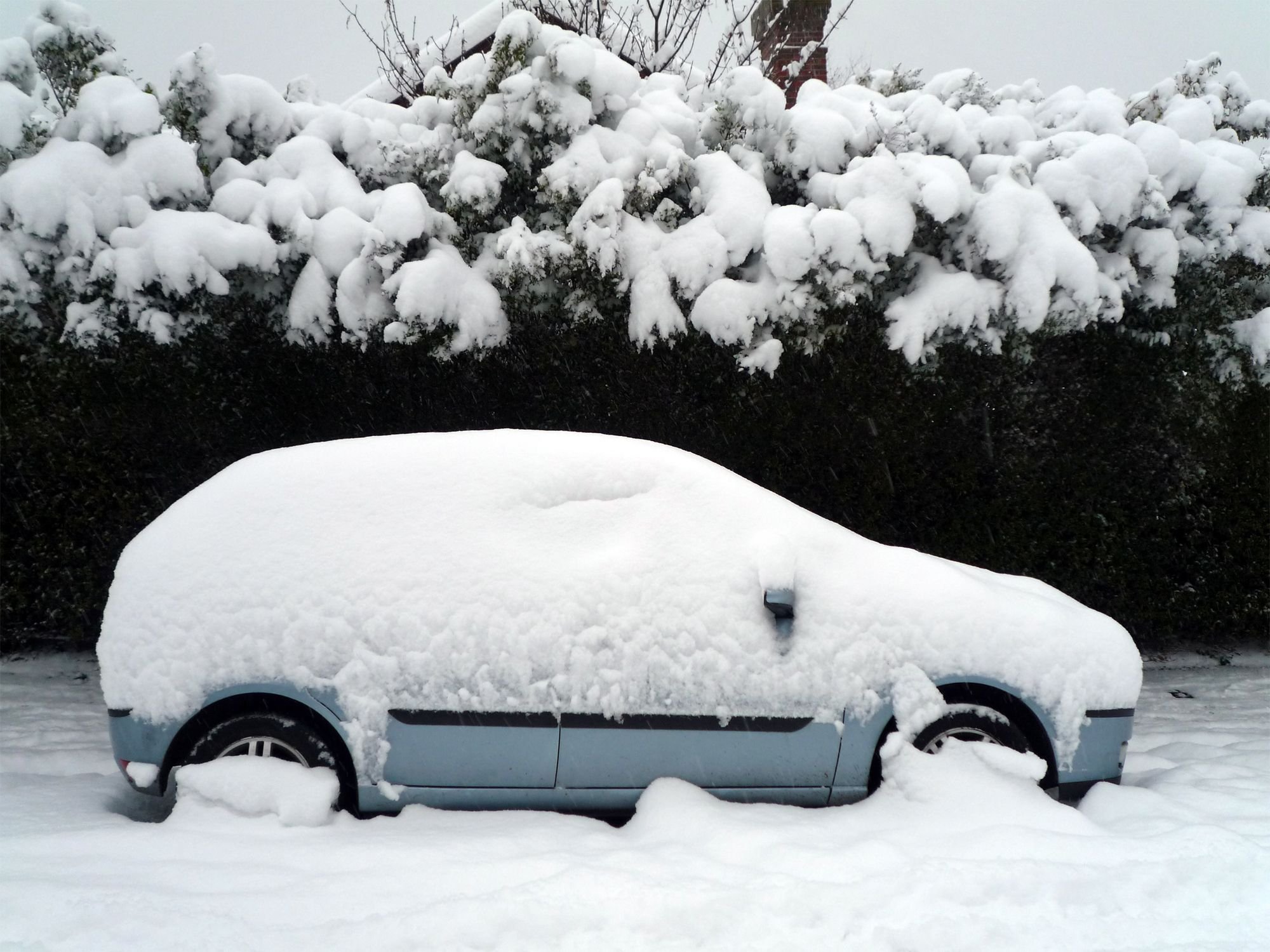 Cold car. Машина в снегу. Машина под сугробом. Автомобиль под снегом. Автомобиль зимой.