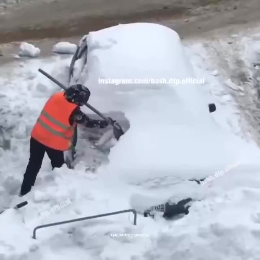 Чистка машины от снега лопатой