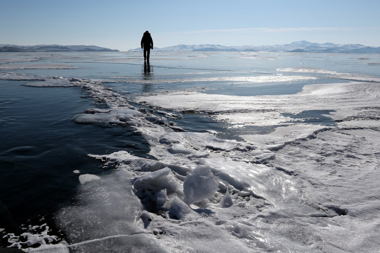 Сколько лед на байкале. Лед Байкала. Лед на Байкале в марте. Лед на Байкале в январе. Лик Байкала.