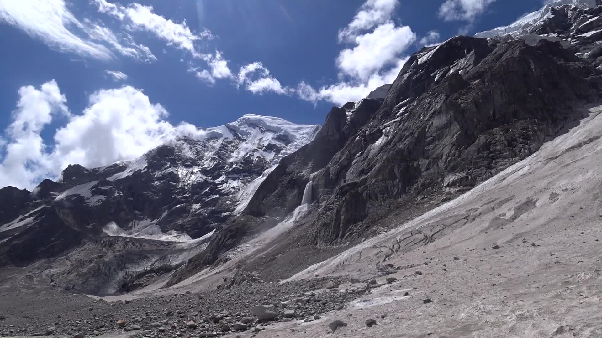 Самые высокие горы на земле уральские гималаи. Индийские Гималаи. Горы дождь Узбекистан лавина. Индия Гималаи в июле.
