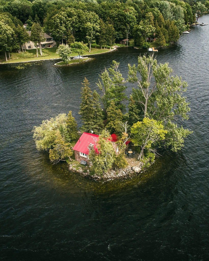Канада остров на озере. Остров Котисаари Финляндия. Домик на острове. Маленький остров. Домик у озера.